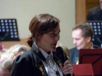 Die Musikvereins-Conférencièr am Weihnachtskonzert des Musikvereins Ihringen: Orchester-Vorständin Marita Karle